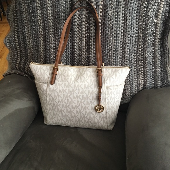 Authentic white jet set Micheal Kors handbag - Picture 1 of 3
